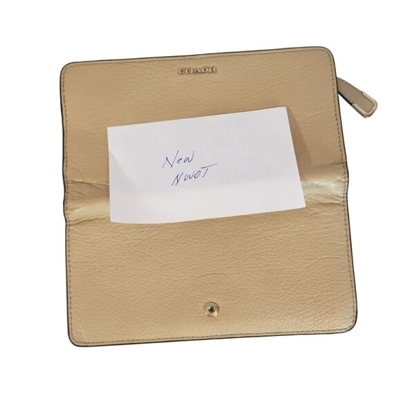 Coach Cream Leather Wallet With Multiple Card Slots & ID Window - Picture 8 of 8